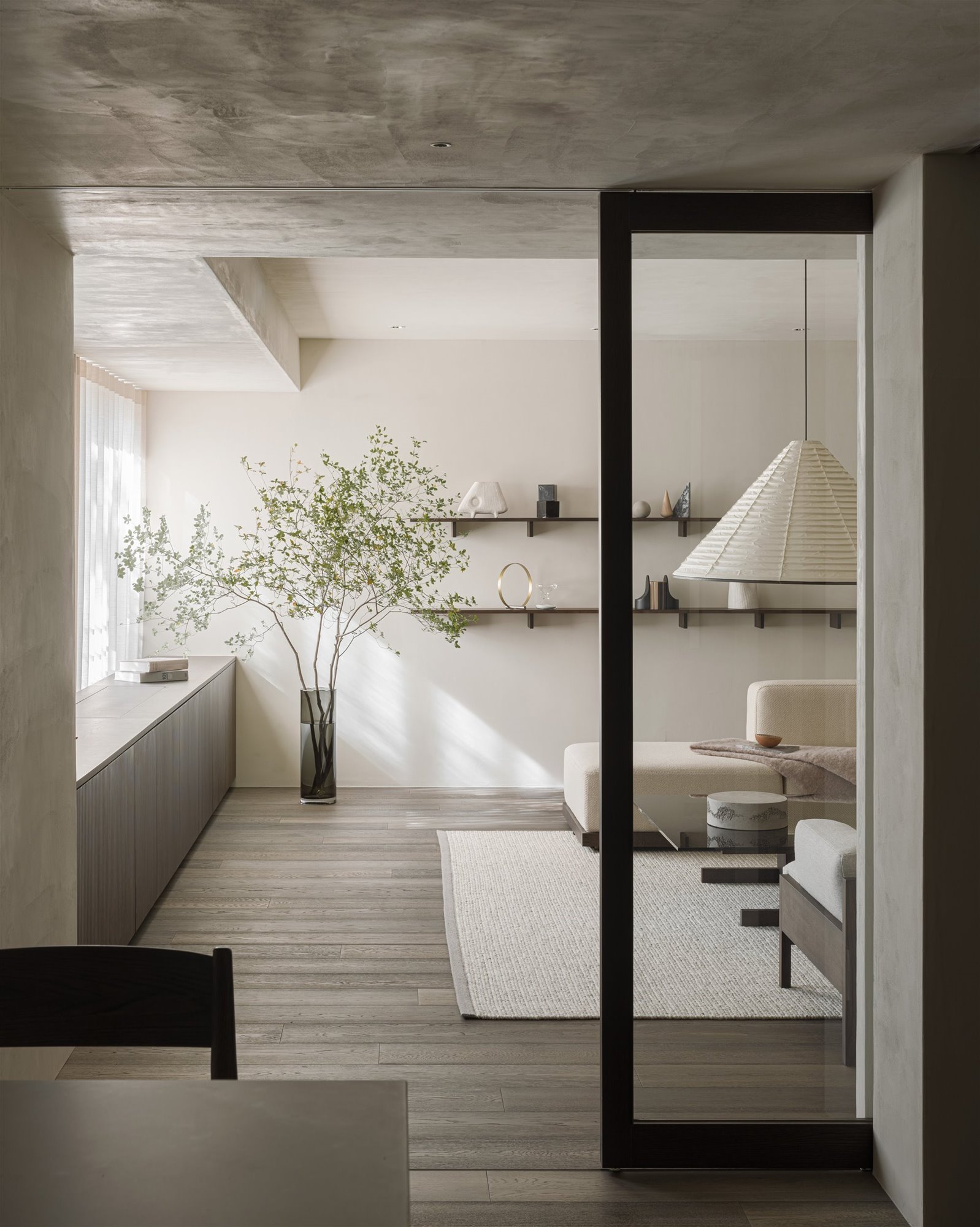 Casa con decoracion japandi salon con puertas correderas