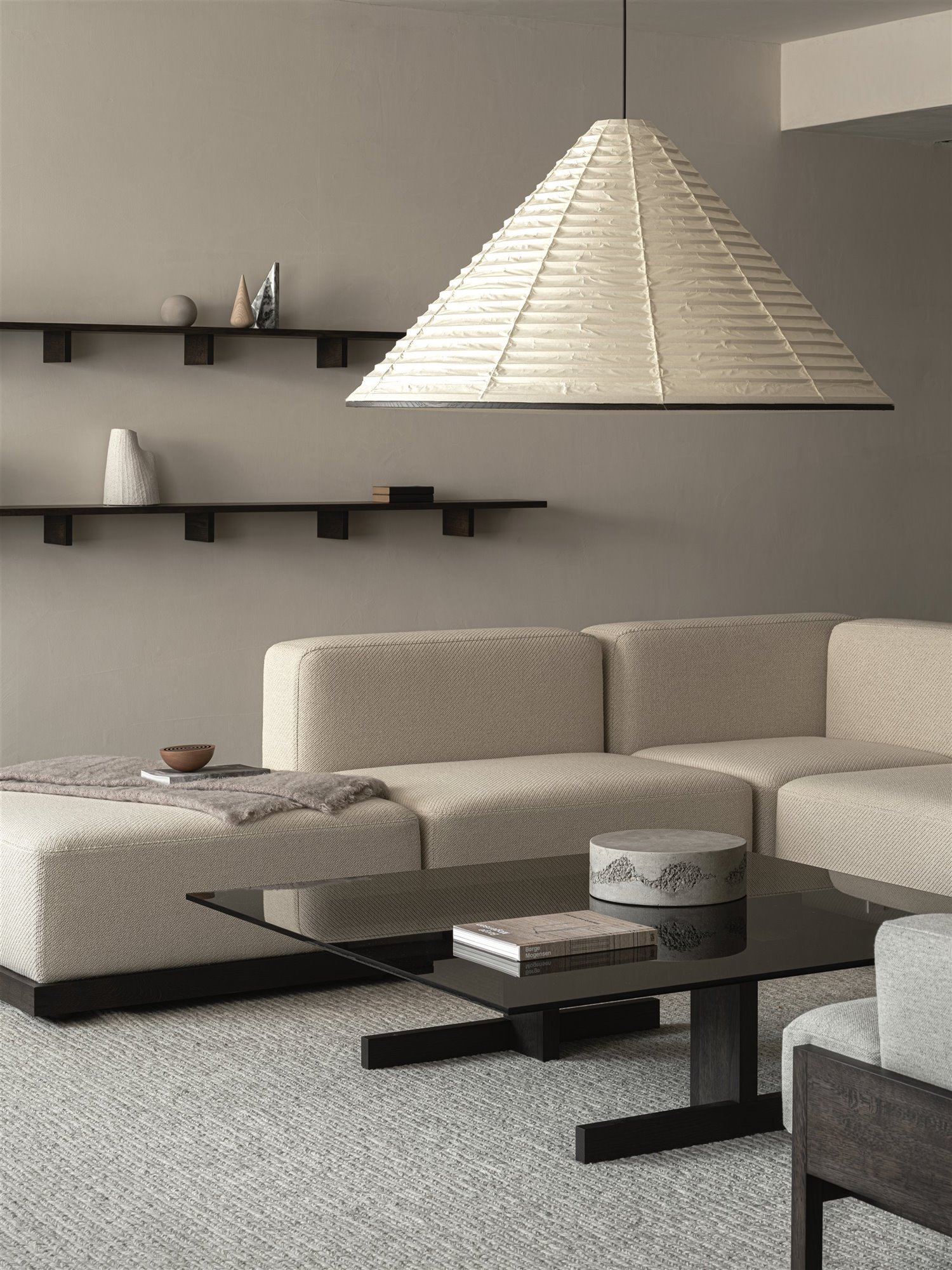 Casa con decoracion japandi salon con sofa blanco