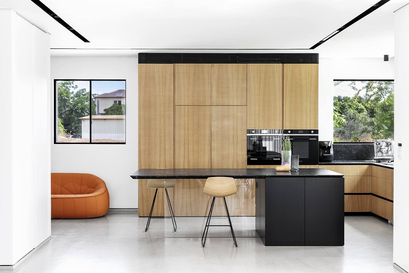Casa con fachada de hormigon en Israel cocina negra