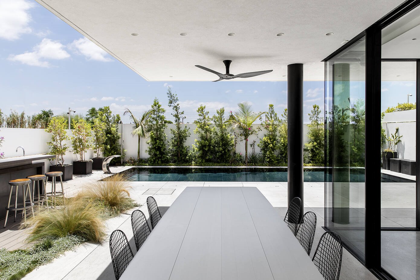 Casa con fachada de hormigon en Israel comedor exterior