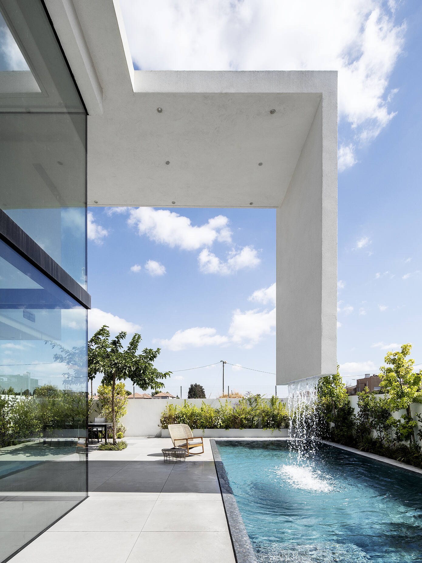 Casa con fachada de hormigon en Israel piscina con voladizo