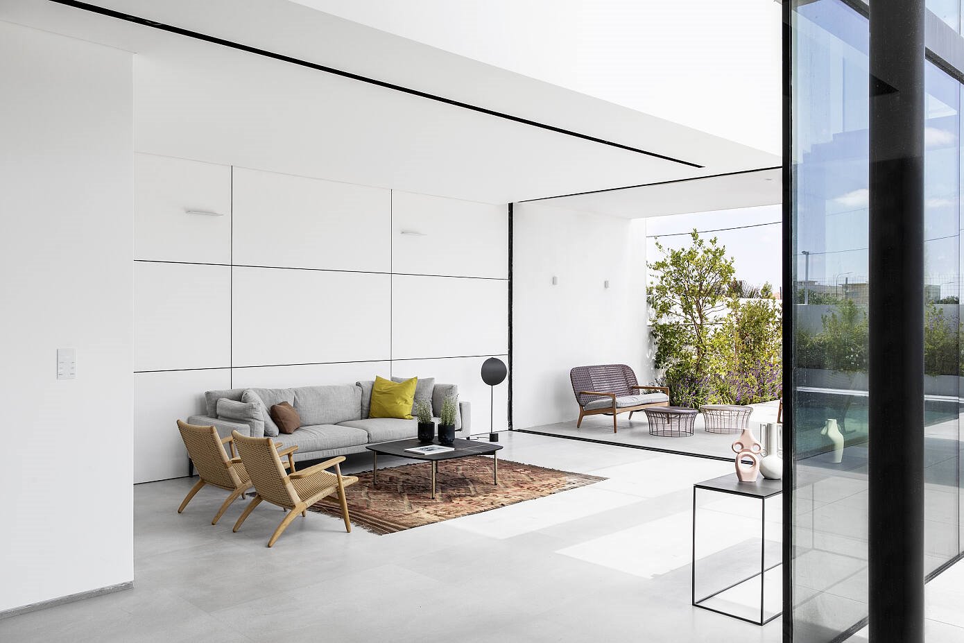 Casa con fachada de hormigon en Israel salon con sofa gris