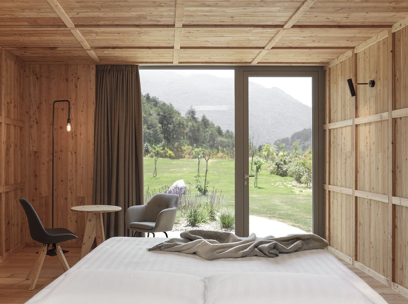 Casa de campo con fachada de madera rodeada de naturaleza cama