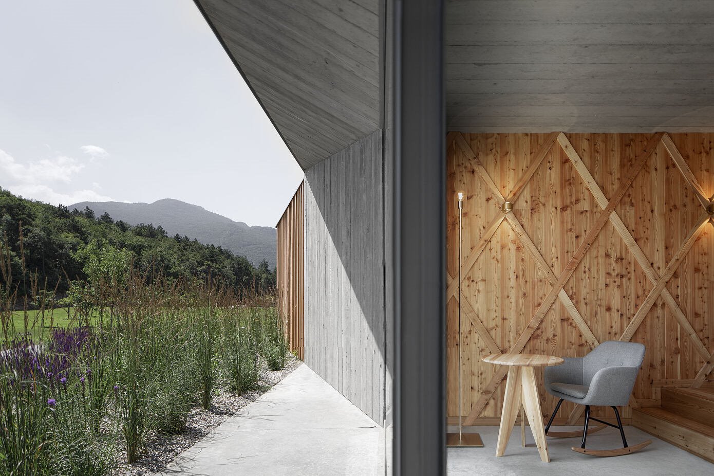 Casa de campo con fachada de madera rodeada de naturaleza rincon de lectura