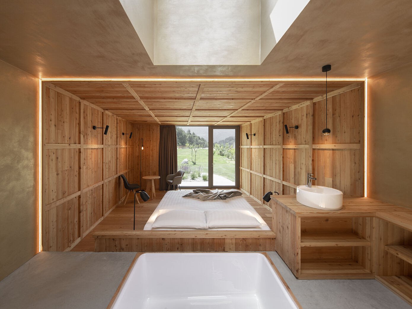 Casa de campo con fachada de madera rodeada de naturaleza vista del interior