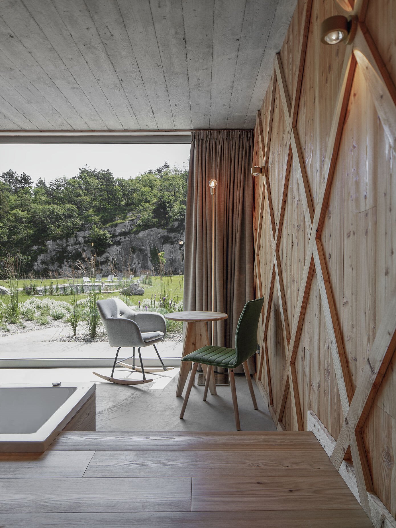 Casa de campo con fachada de madera rodeada de naturaleza zona de lectura