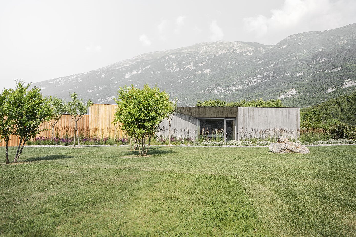 Casa de campo con fachada de madera rodeada de naturaleza
