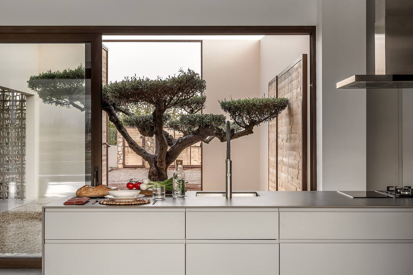 Casa de campo moderna en Mallorca cocina con vistas al patio interior