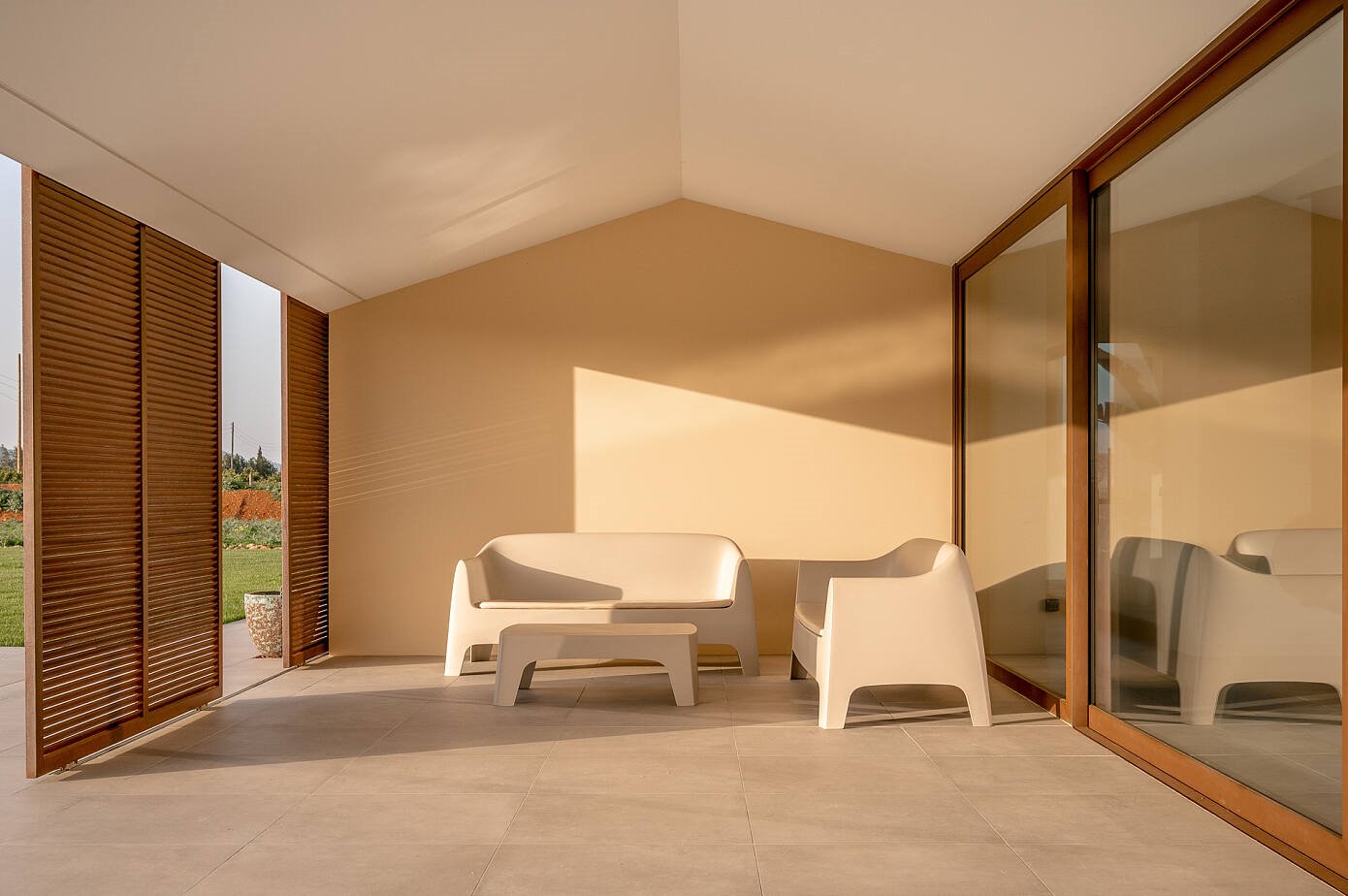 Casa de campo moderna en Mallorca salon con sofa de plastico