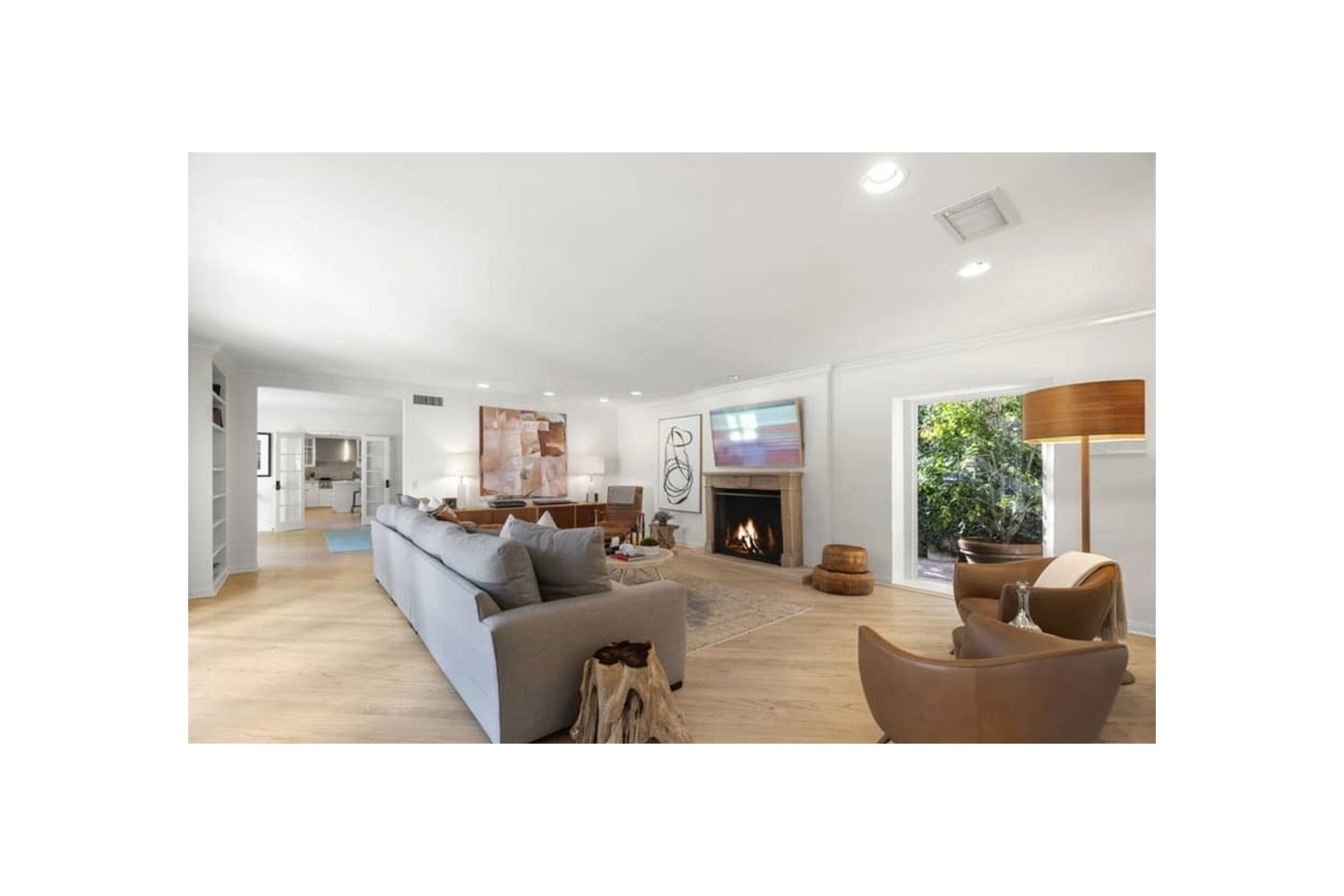 Casa de Katy Perry en Beverly Hills salon con chimenea