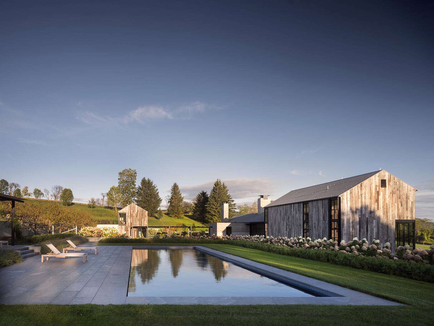 Casa de madera en mitad de la naturaleza hecha por Olson Kundig architects con piscina