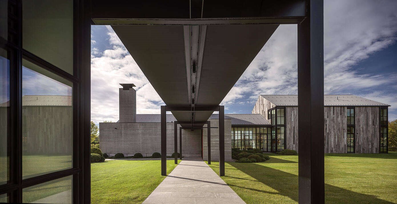 Casa de madera en mitad de la naturaleza hecha por Olson Kundig architects entrada