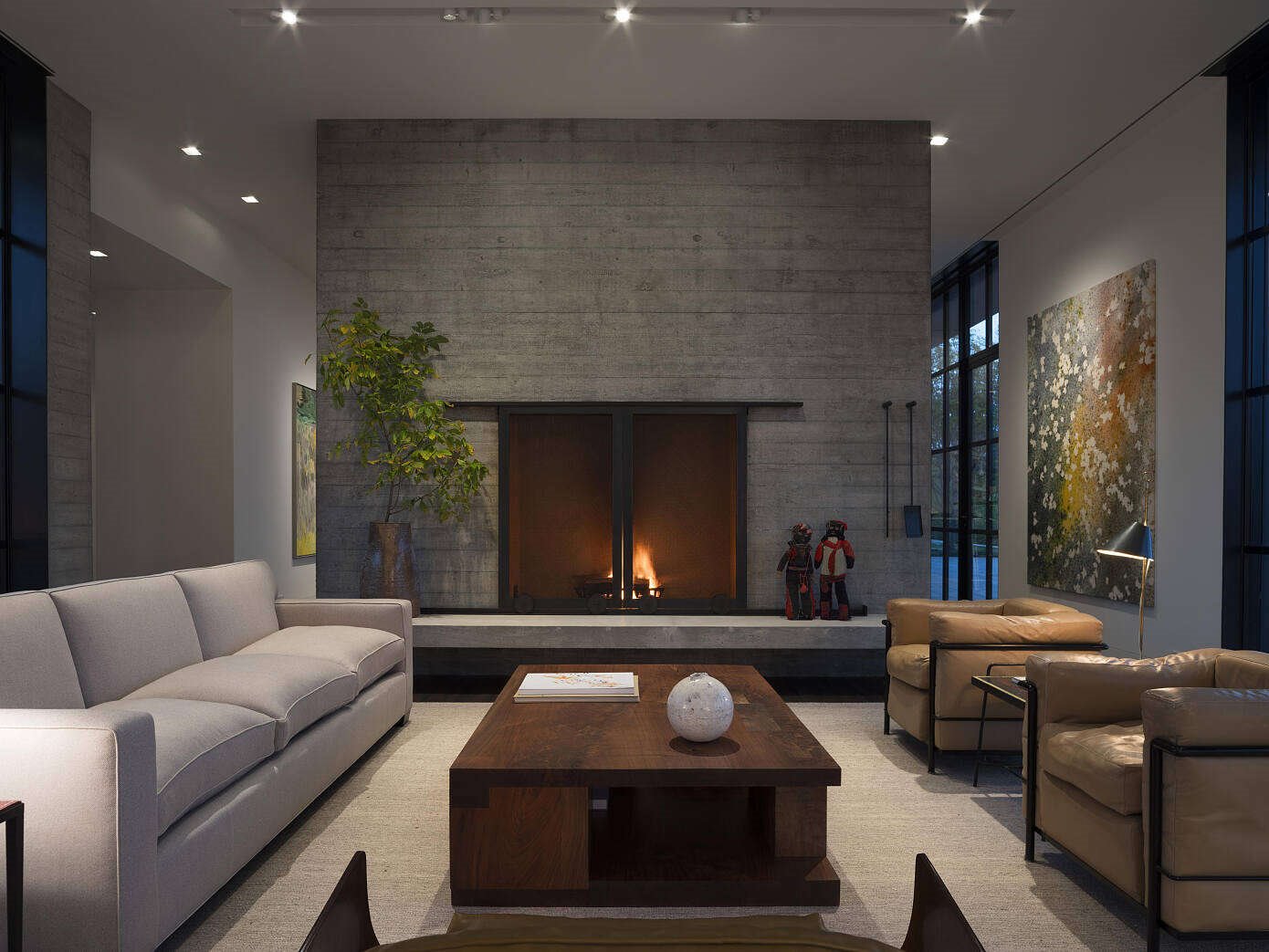 Casa de madera en mitad de la naturaleza hecha por Olson Kundig architects estar con chimenea
