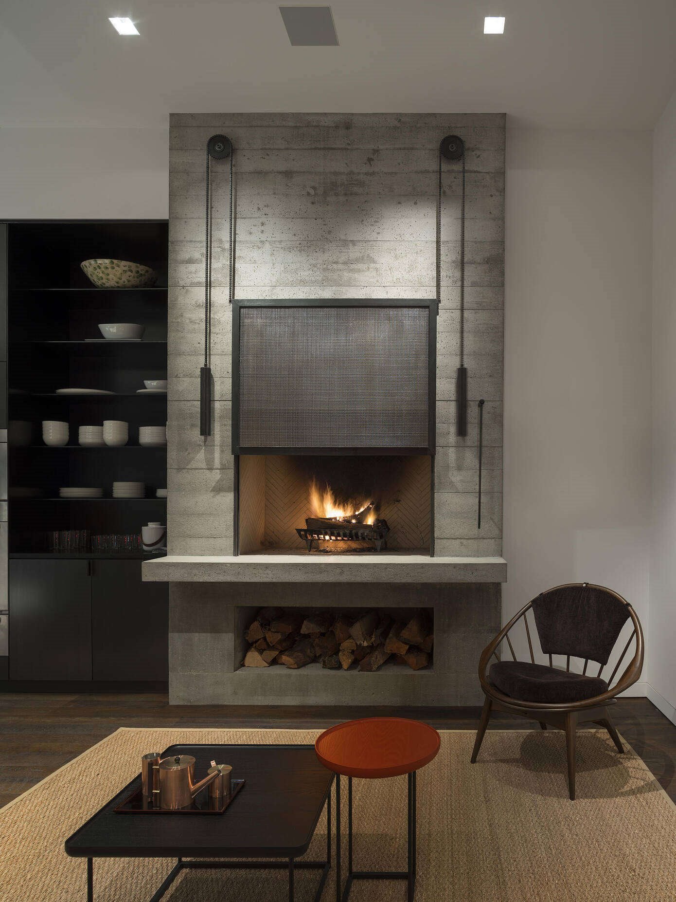 Casa de madera en mitad de la naturaleza hecha por Olson Kundig architects rincon con chimenea