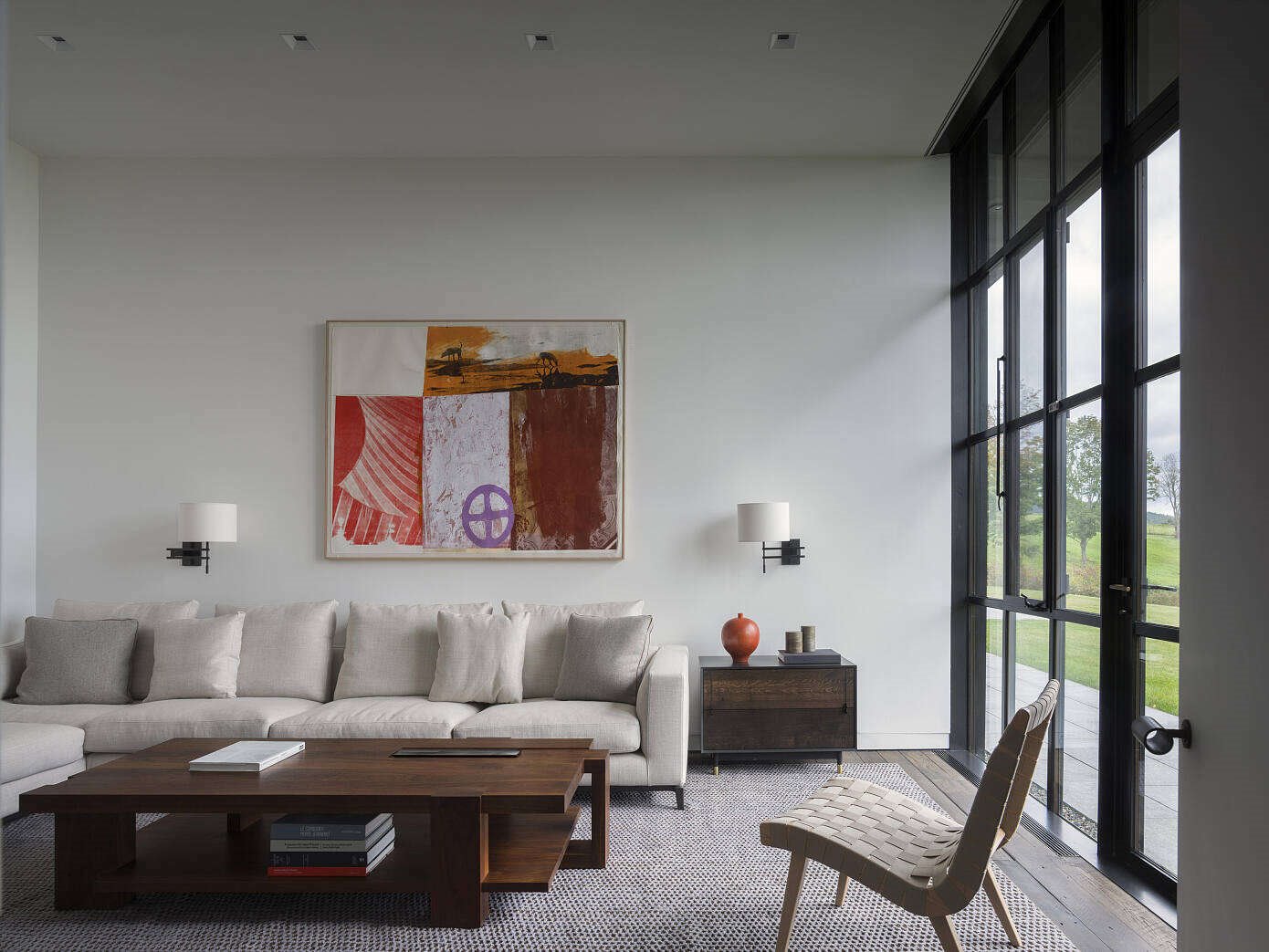 Casa de madera en mitad de la naturaleza hecha por Olson Kundig architects salon con sofa blanco