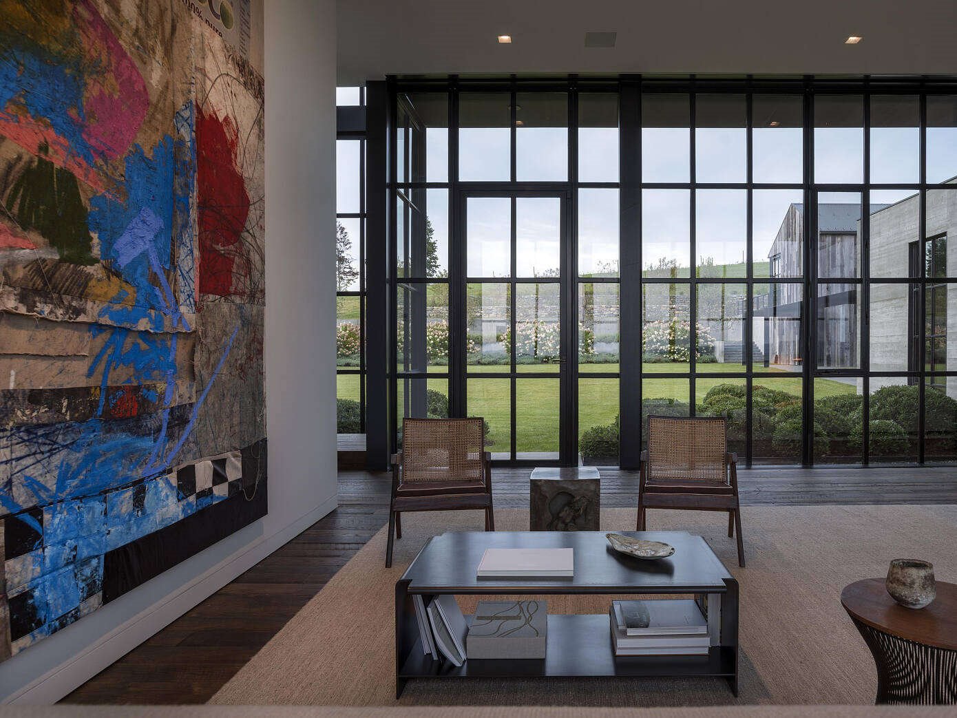 Casa de madera en mitad de la naturaleza hecha por Olson Kundig architects salon