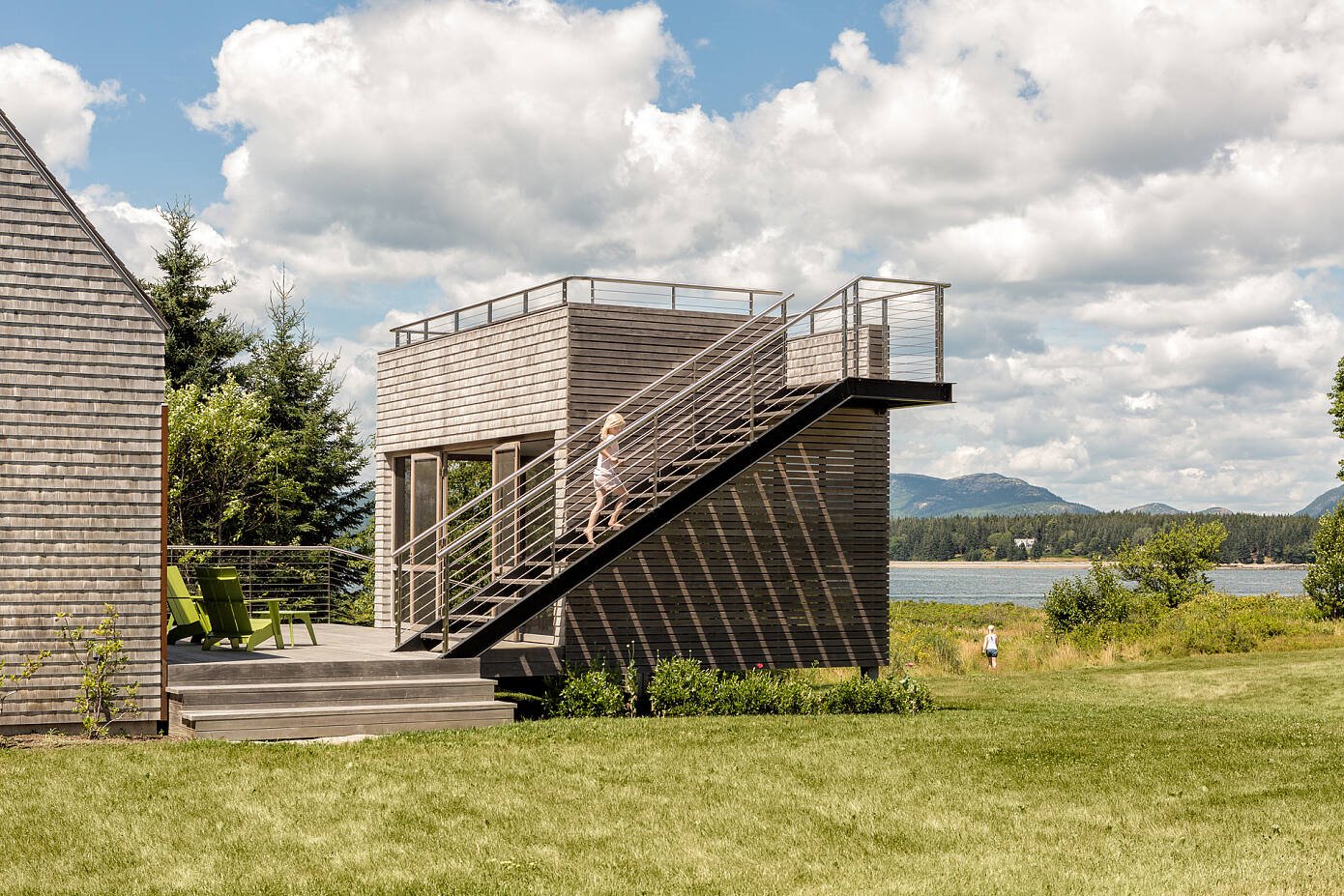 Casa de madera moderna en el campo con escalera