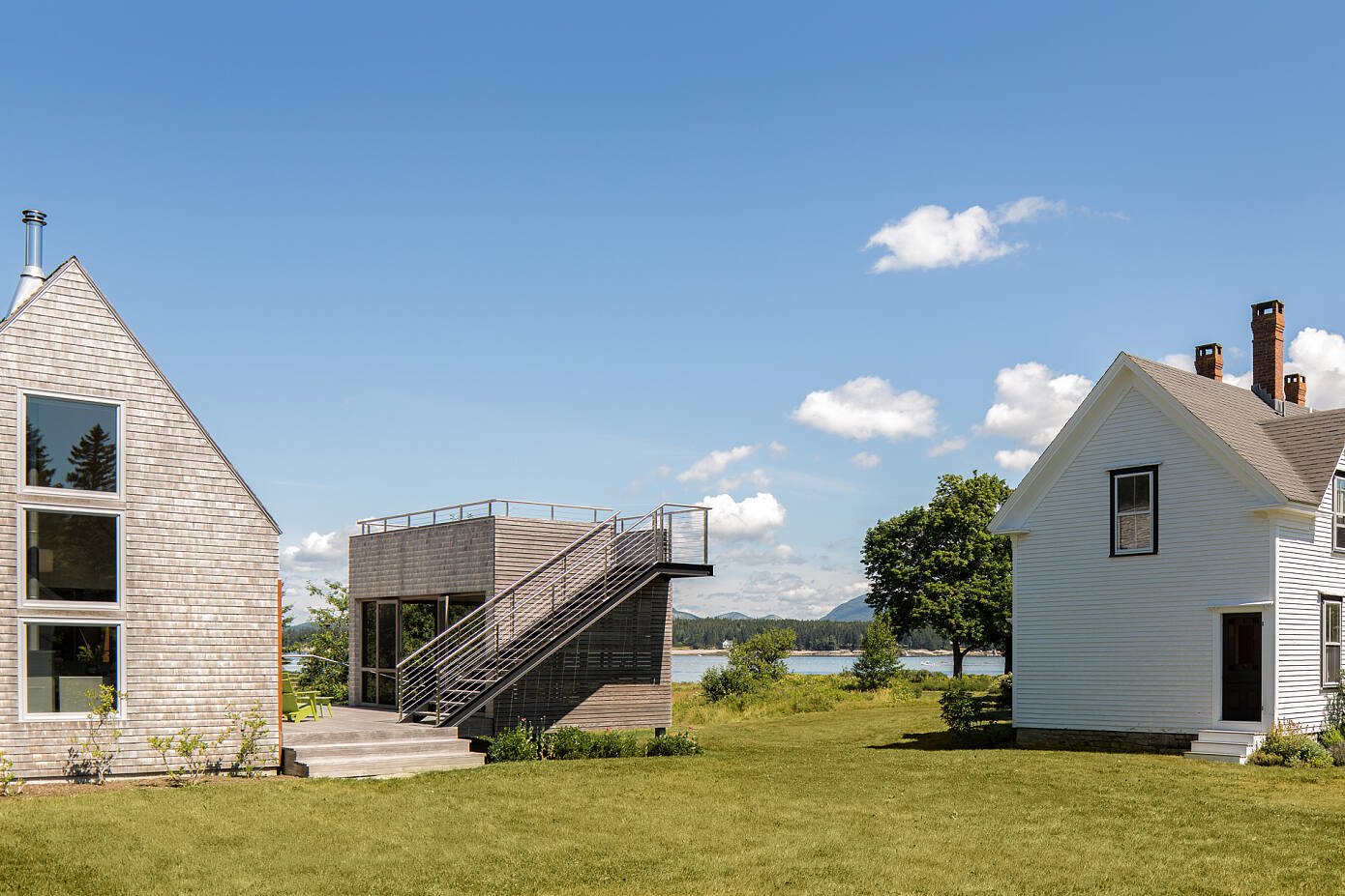 Casa de madera moderna en el campo junto a un lago