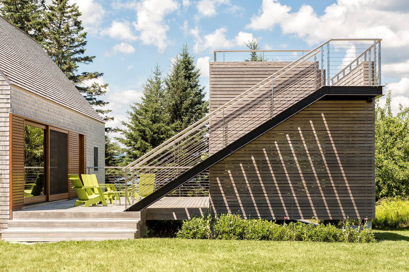 Casa de madera moderna en el campo porche