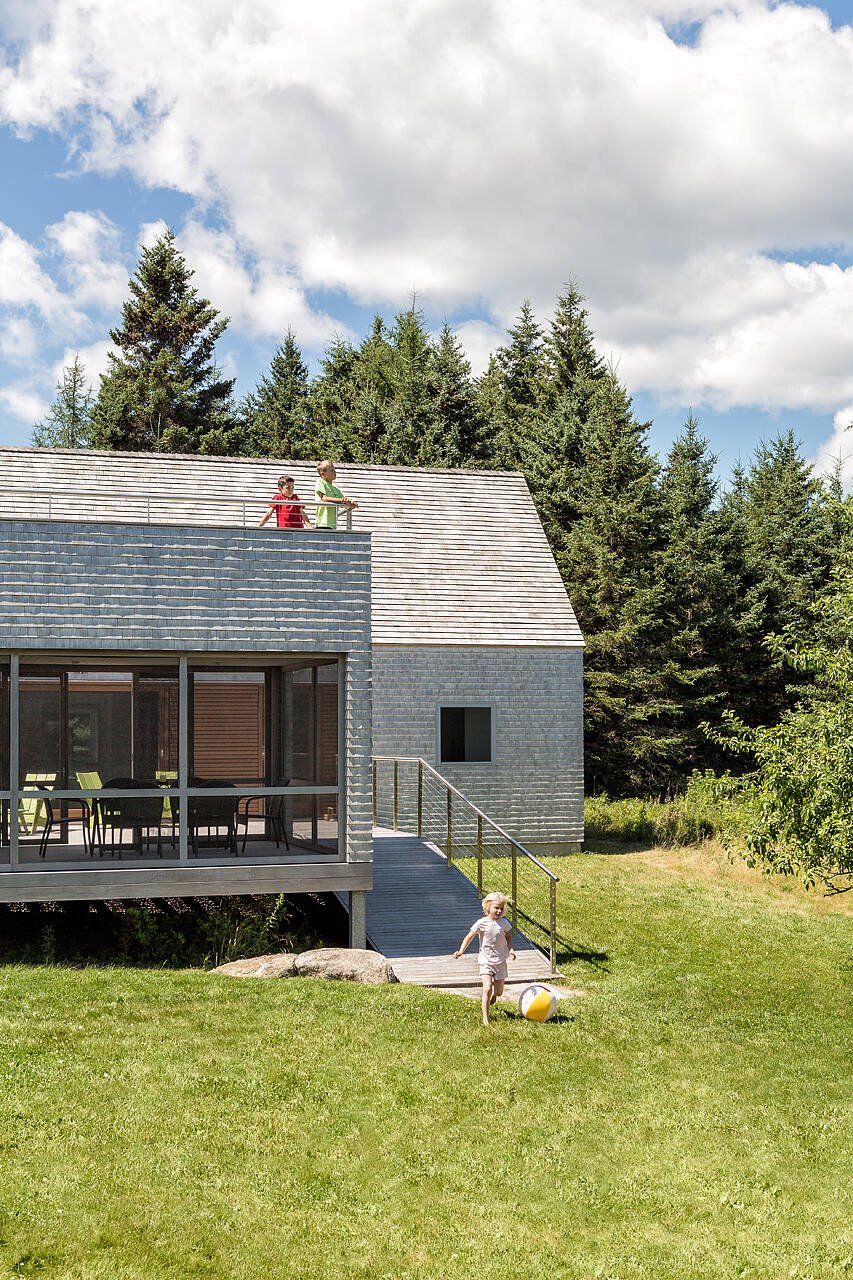 Casa de madera moderna en el campo rodeada de arboles