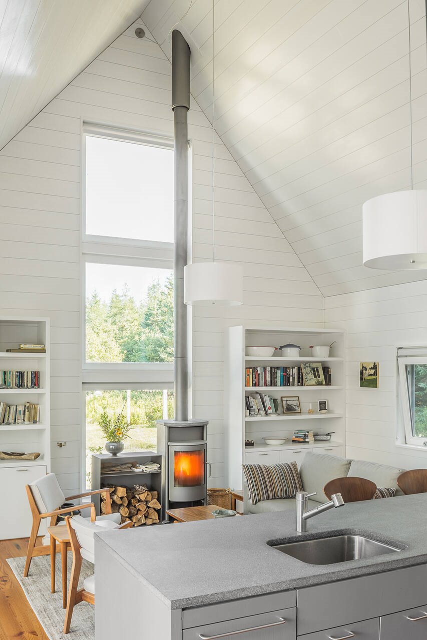 Casa de madera moderna en el campo salon con chimenea