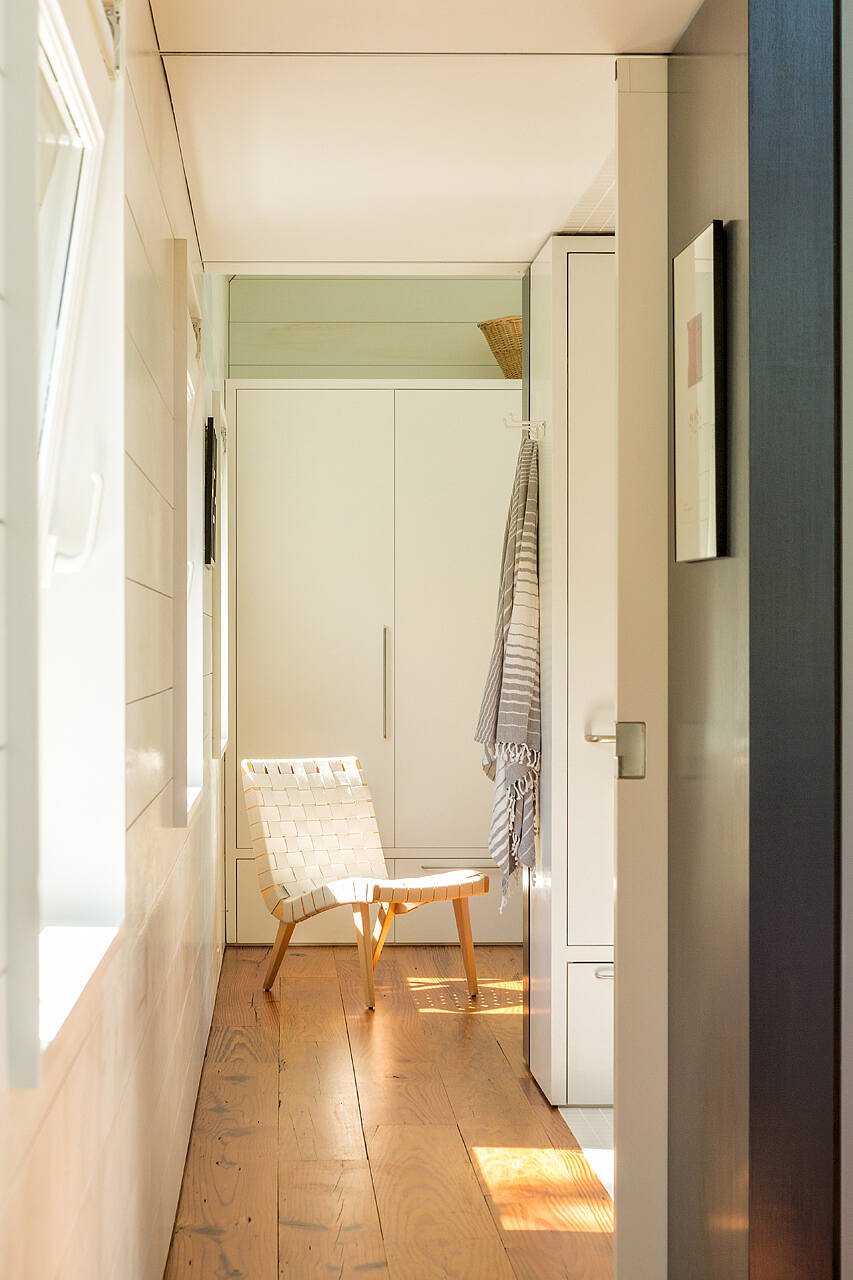 Casa de madera moderna en el campo vestidor