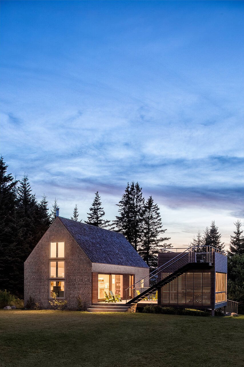 Casa de madera moderna en el campo vista de noche