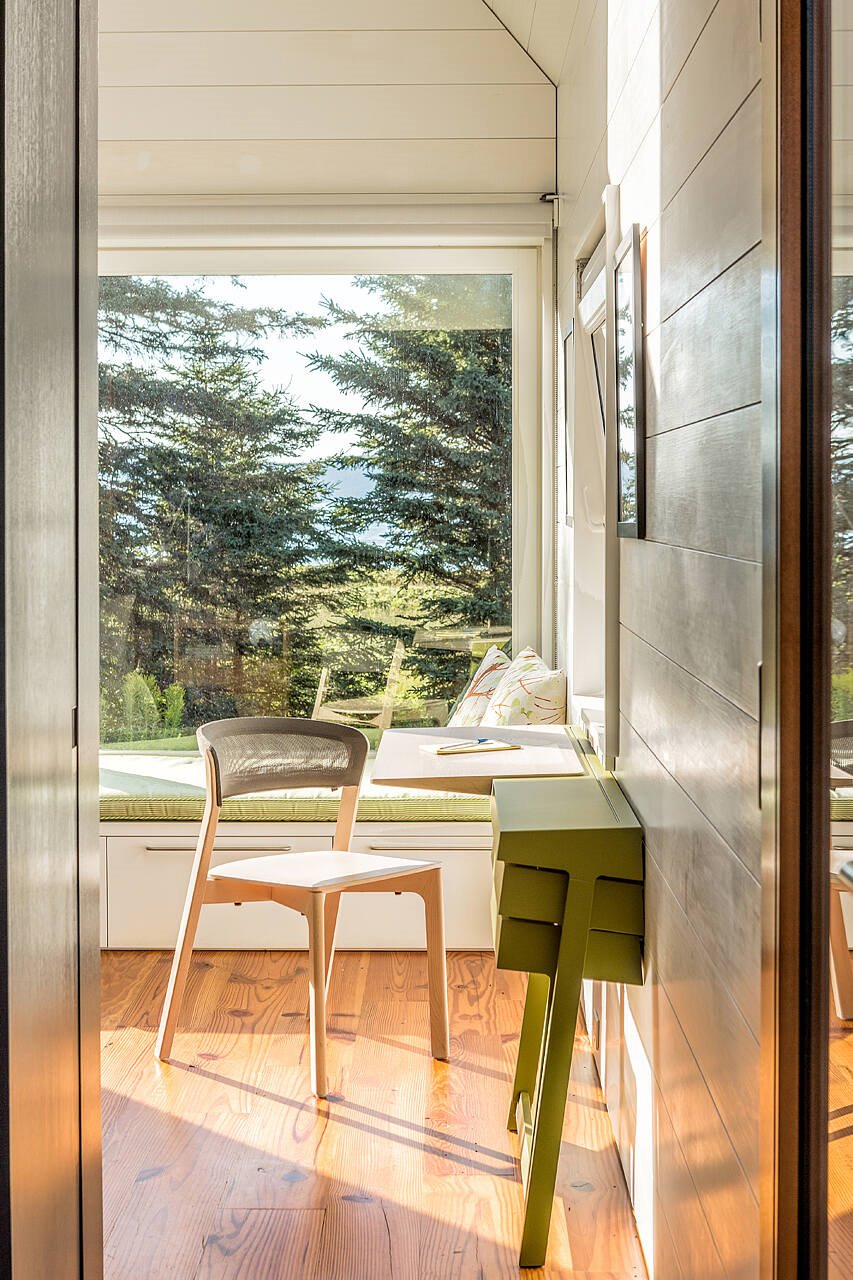 Casa de madera moderna en el campo zona escritorio