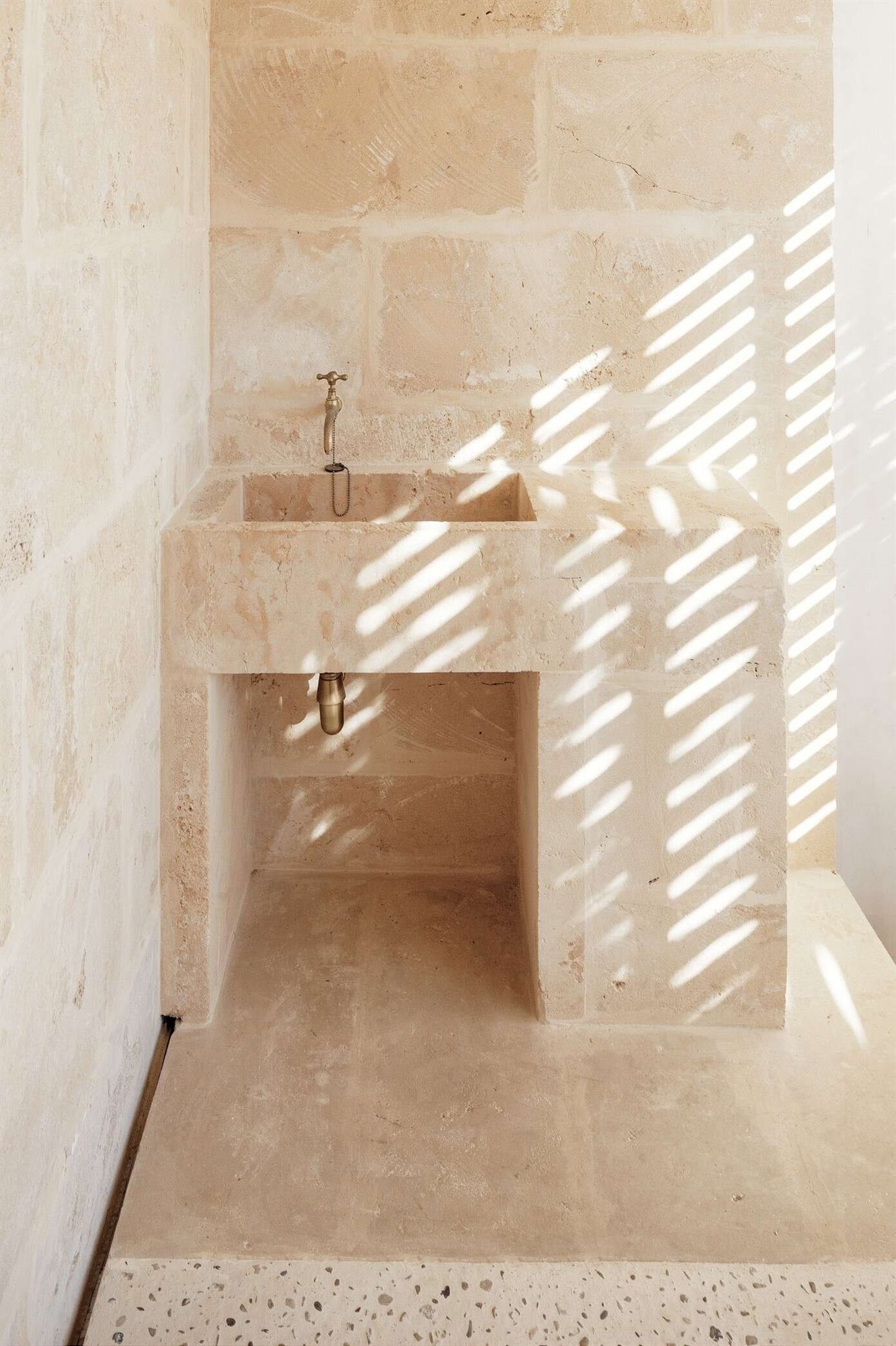 Casa de piedra en Mallorca detalle lavamanos