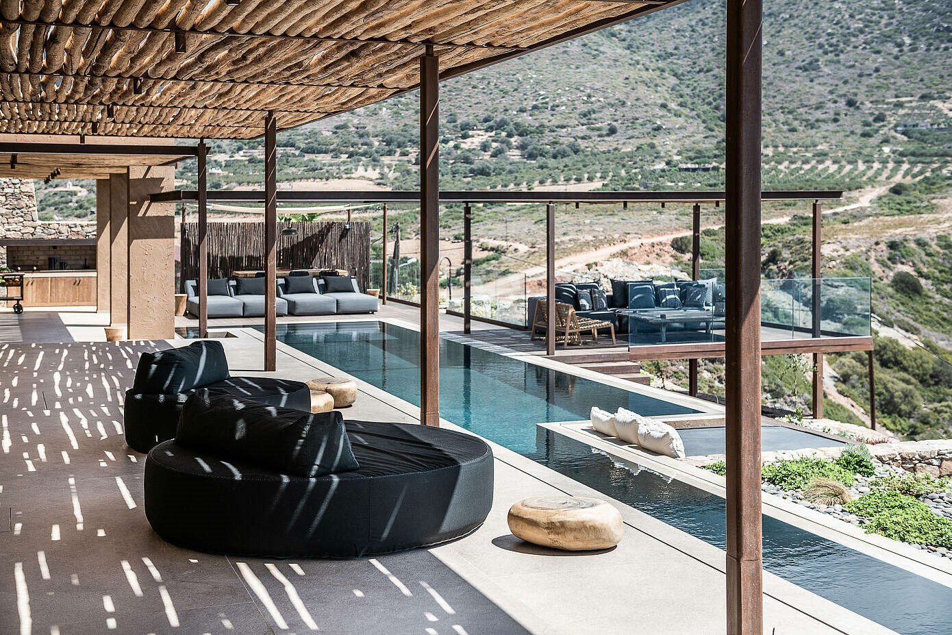 Casa de vacaciones en Grecia porche con sofas redondos