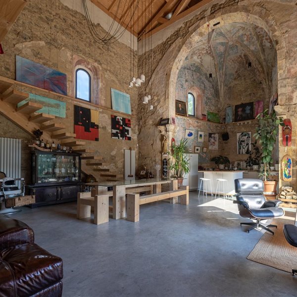La iglesia a las afueras de Bilbao que se convirtió en casa de un fotógrafo