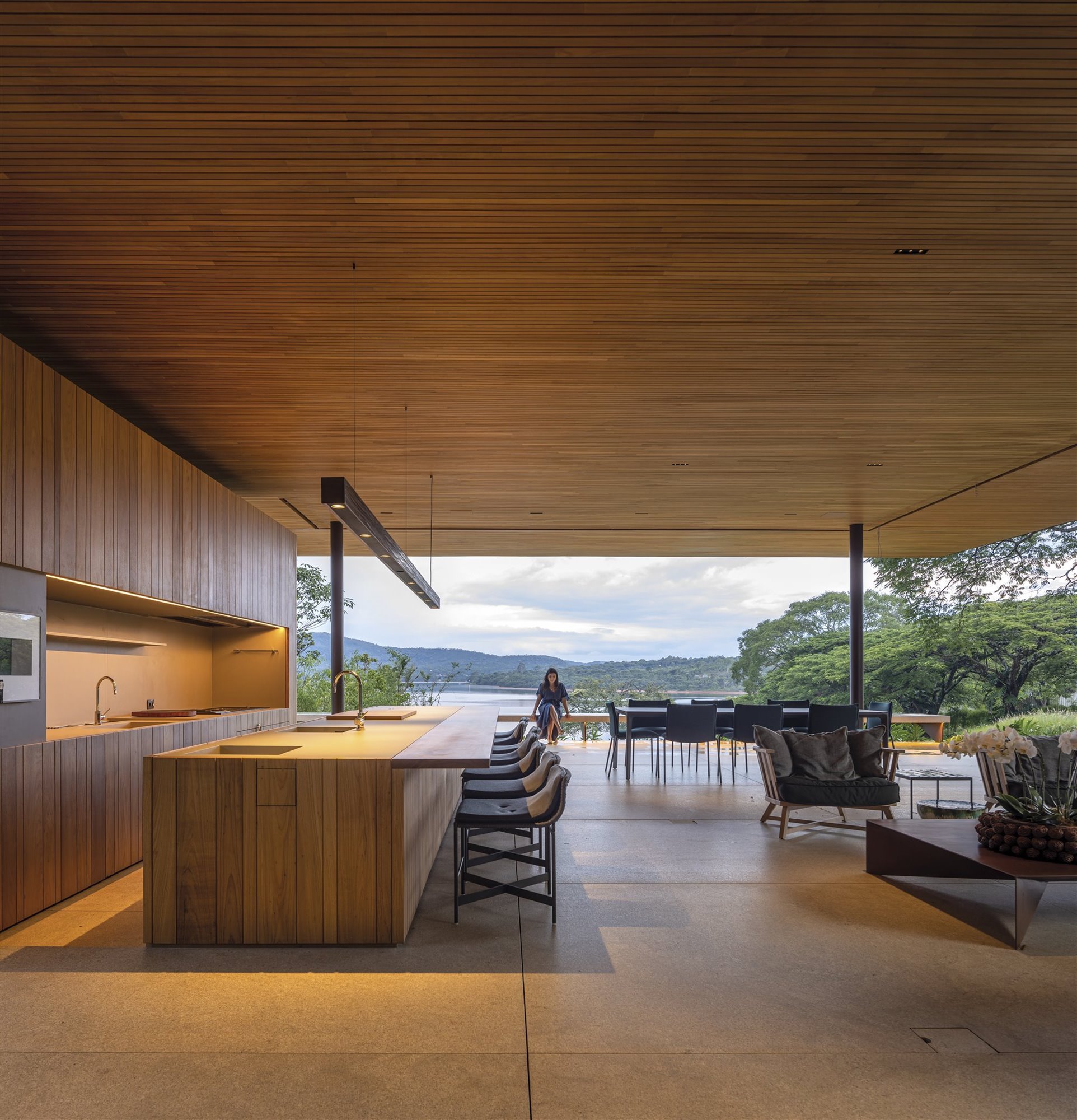 Casa moderna con patio interior en Brasil comedor salon