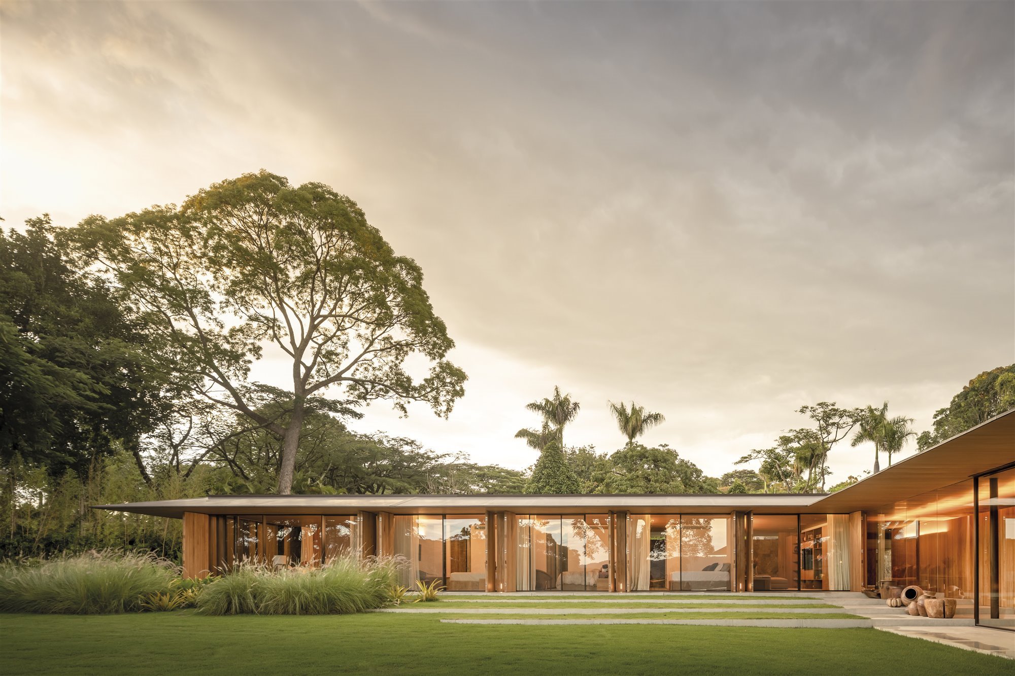 Casa moderna con patio interior en Brasil fachada entrada
