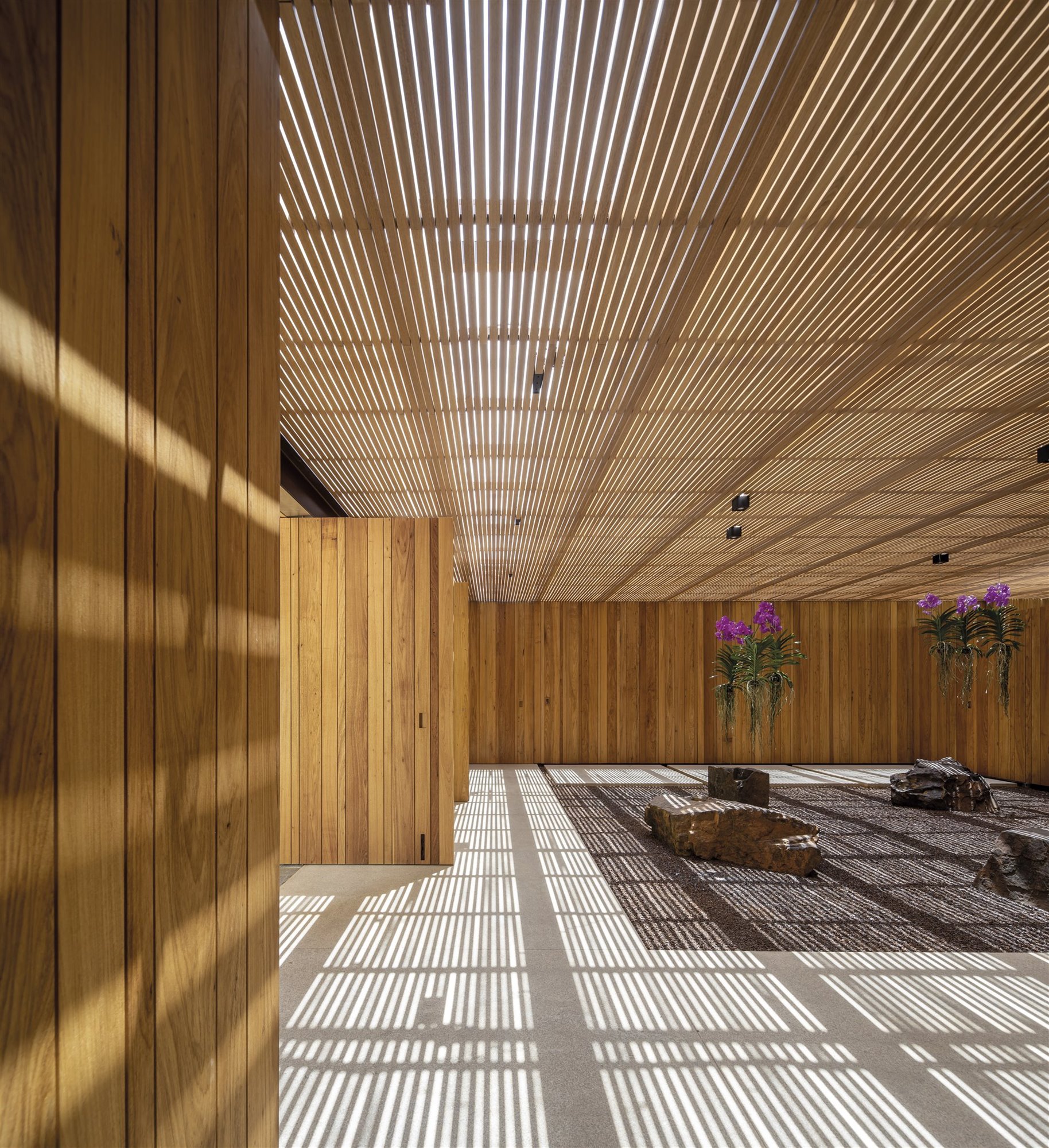 Casa moderna con patio interior en Brasil jardin con orquideas