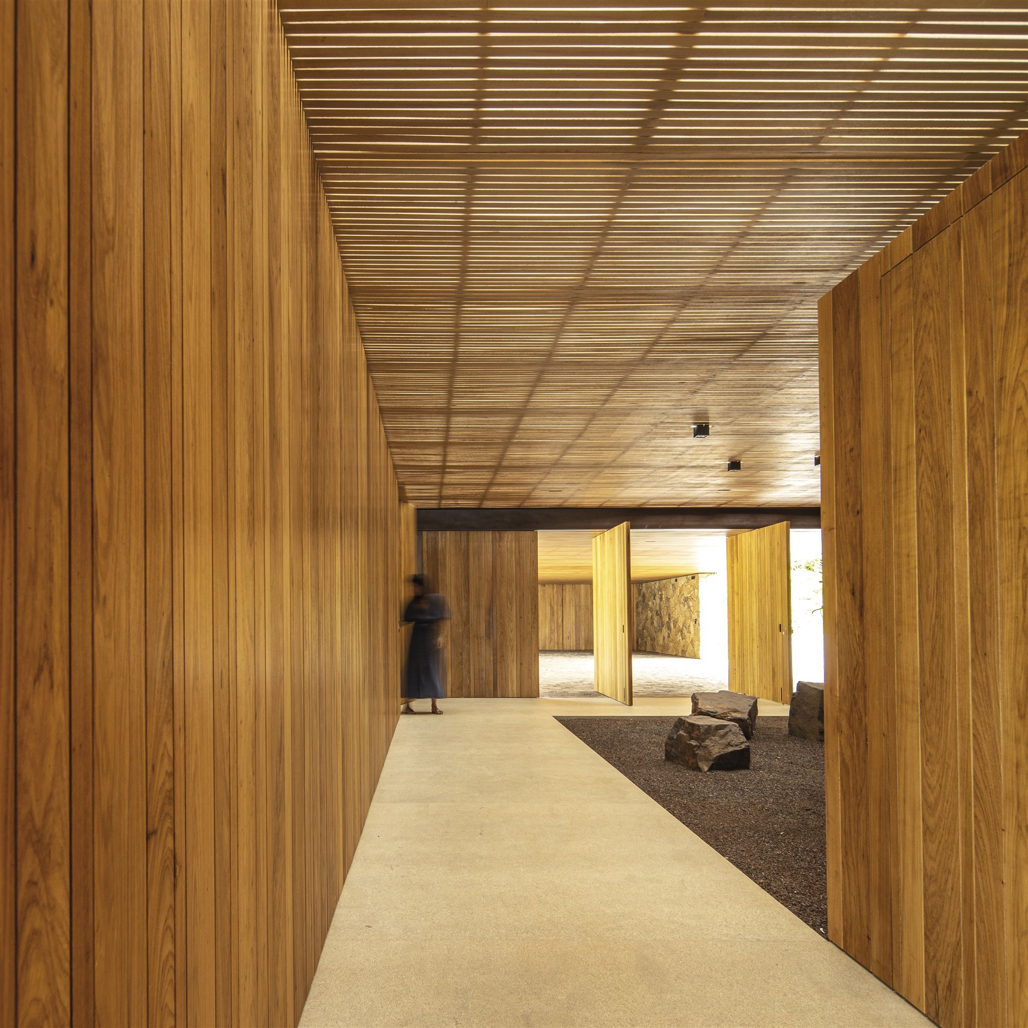 Casa moderna con patio interior en Brasil pasillos de madera