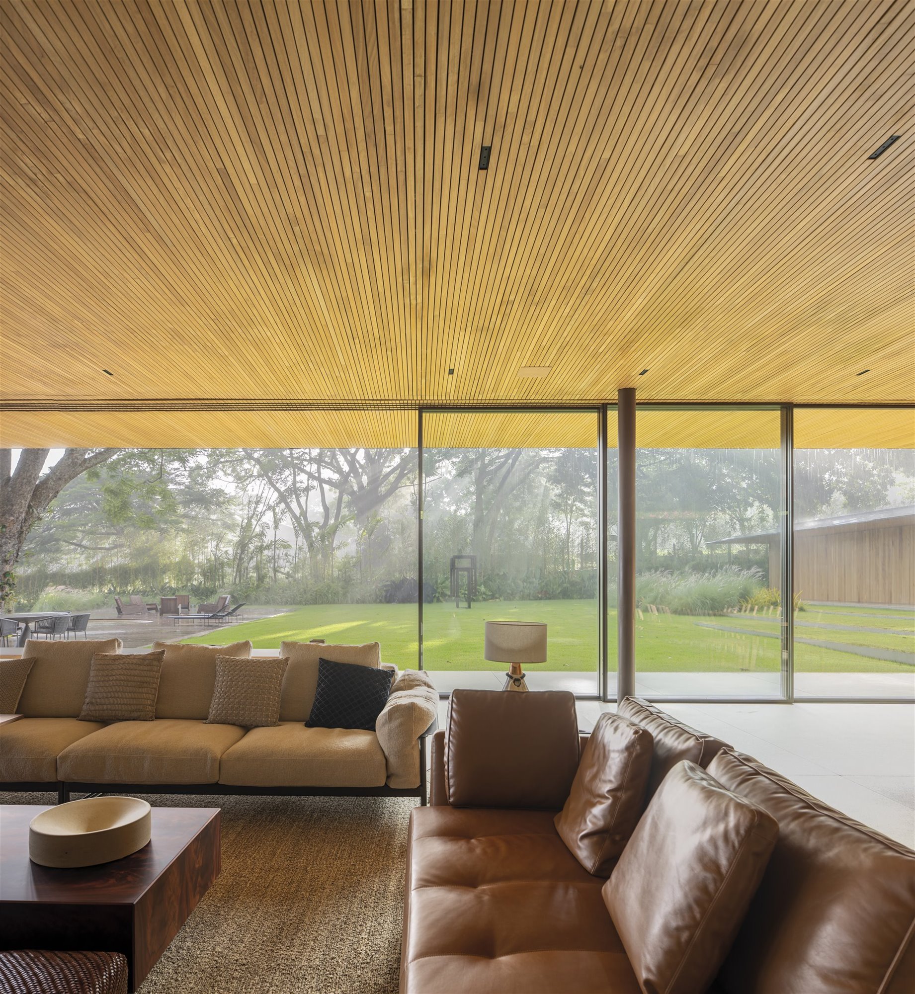 Casa moderna con patio interior en Brasil salon con sofas de piel