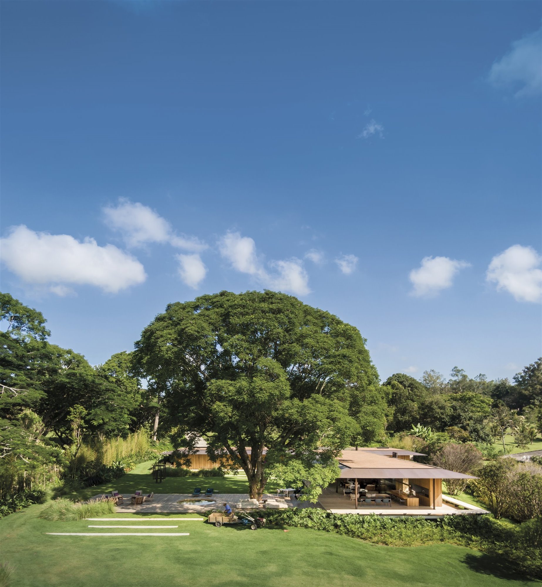 Casa moderna con patio interior en Brasil vista aerea