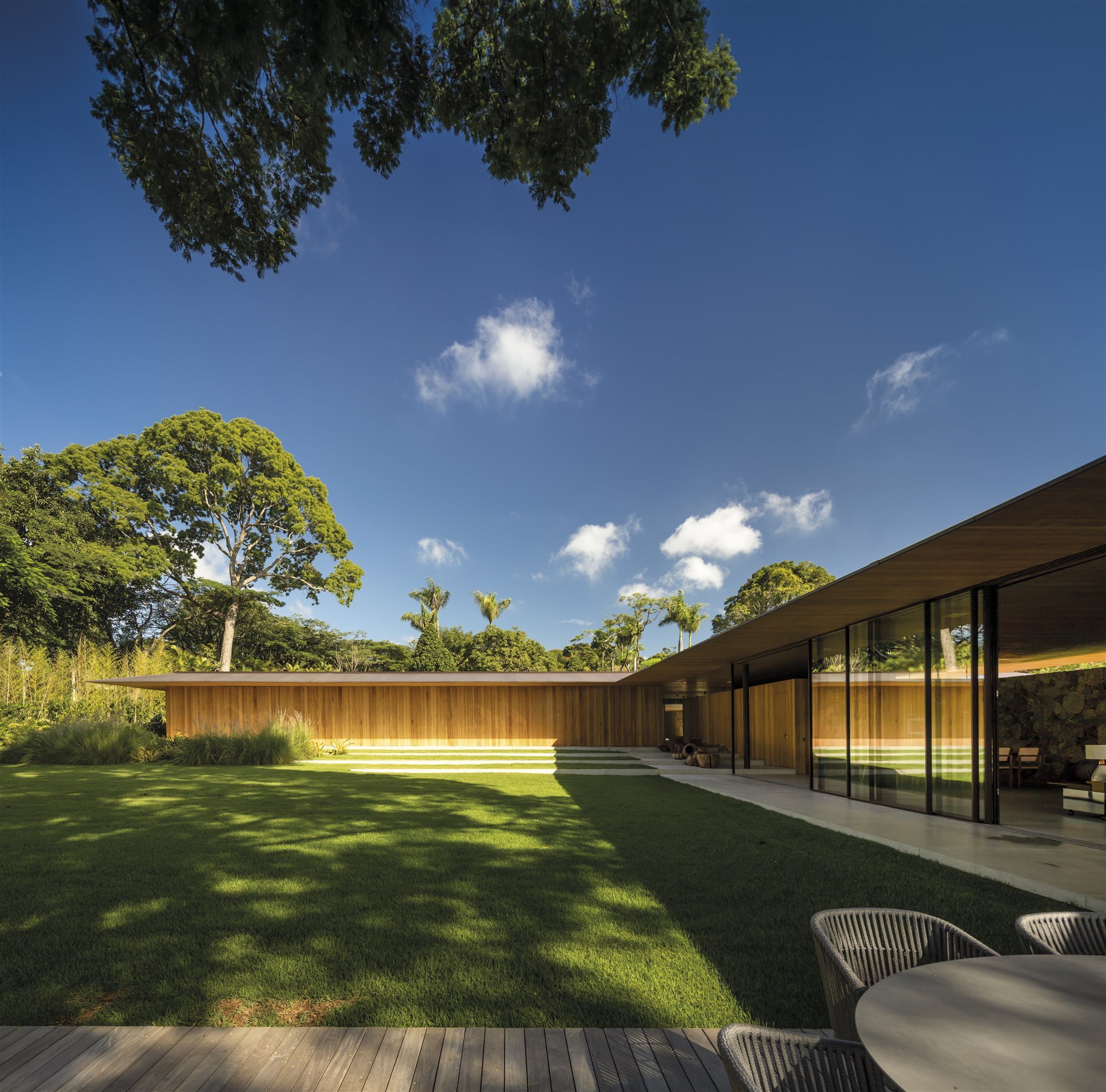 Casa moderna con patio interior en Brasil