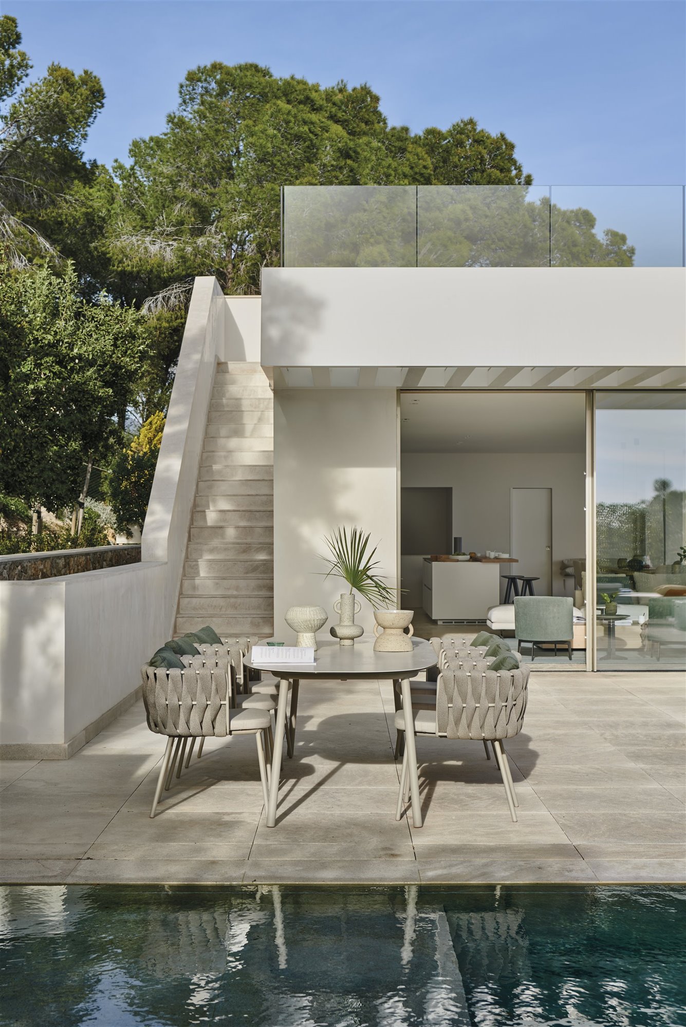 Casa moderna con vistas a la playa en Mallorca comedor exterior con piscina