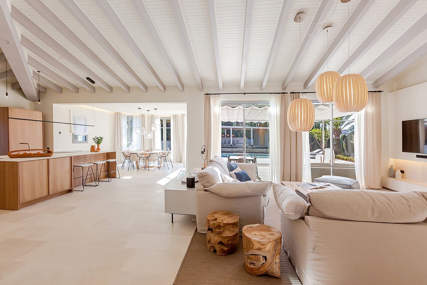 Casa moderna de campo en Mallorca con decoracion mediterranea cocina comedor y salon