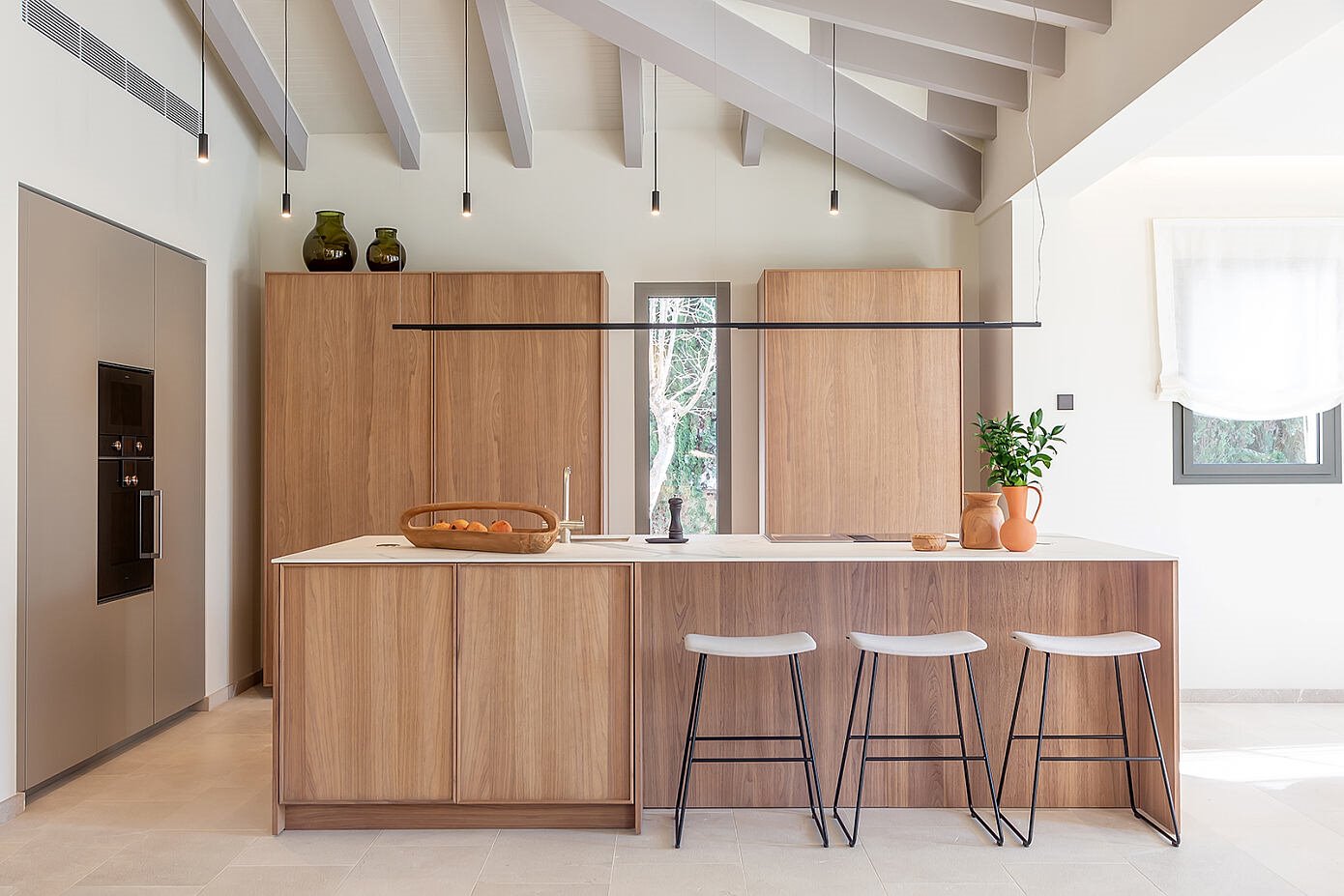 Casa moderna de campo en Mallorca con decoracion mediterranea cocina con vigas vistas