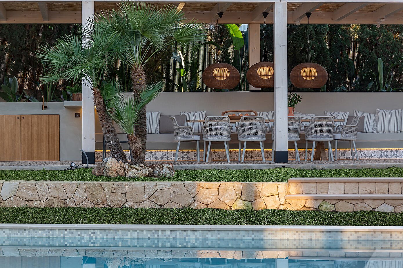 Casa moderna de campo en Mallorca con decoracion mediterranea comedor exterior
