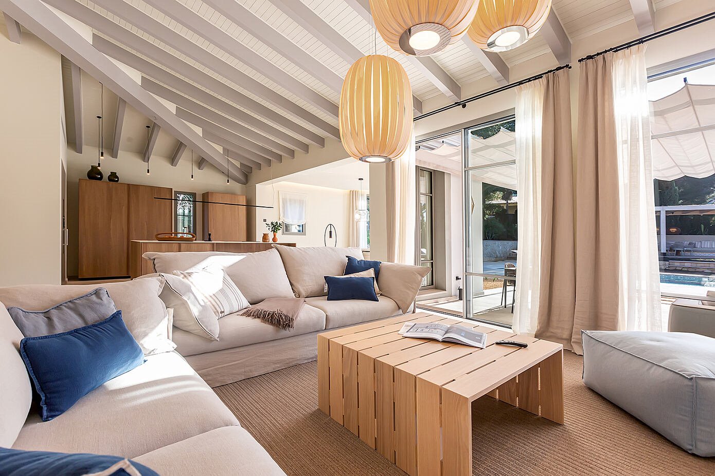 Casa moderna de campo en Mallorca con decoracion mediterranea salon con vigas de madera
