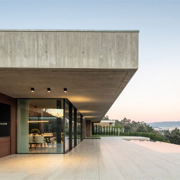 Esta casa de acero cortén y hormigón es la más moderna de los bosques de Braga