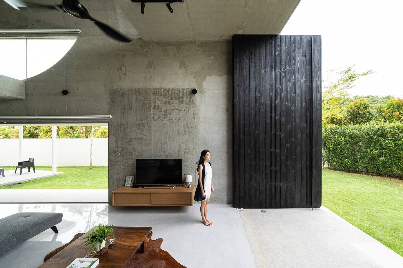 Casa moderna de hormigon en Taiwan abierta al jardin