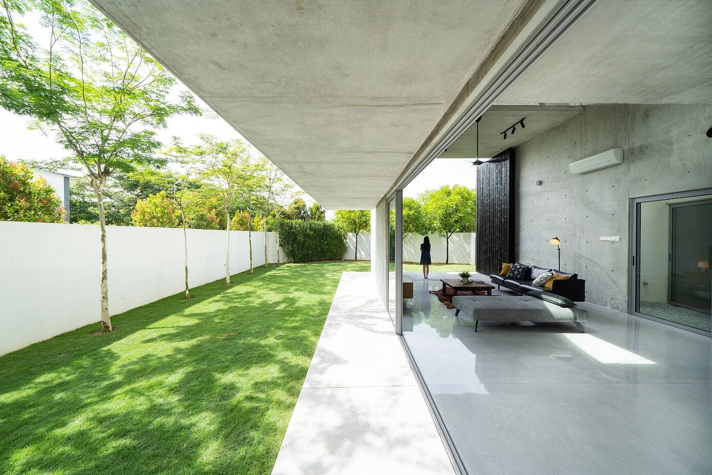 Casa moderna de hormigon en Taiwan salon abierto al jardin