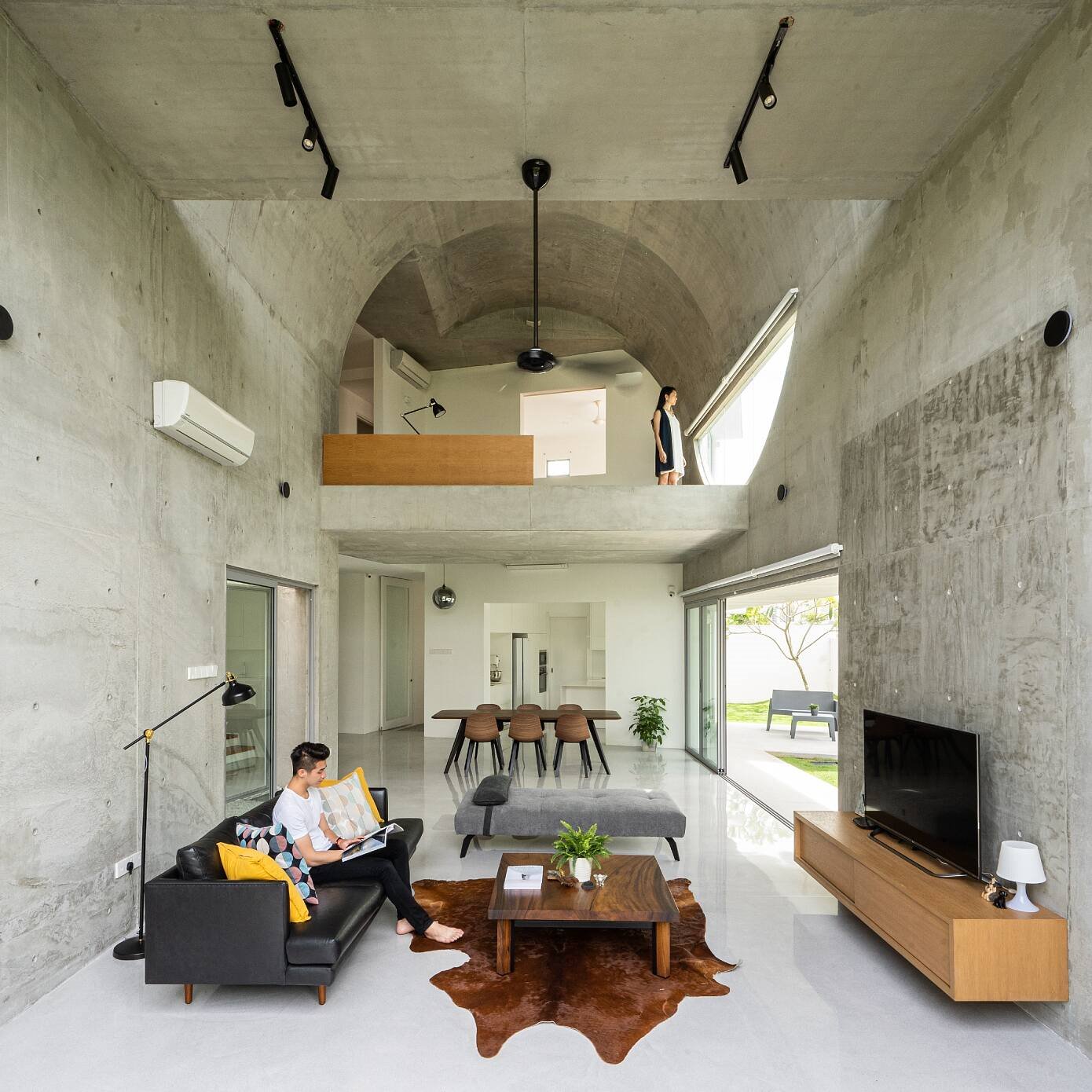 Casa moderna de hormigon en Taiwan salon con dos alturas