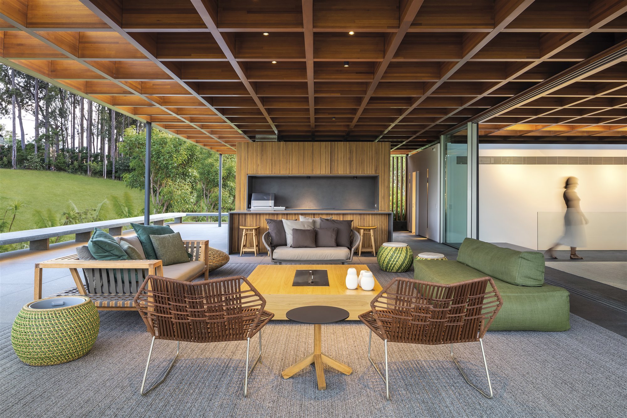 Casa moderna en brasil en mitad de la selva comedor exterior
