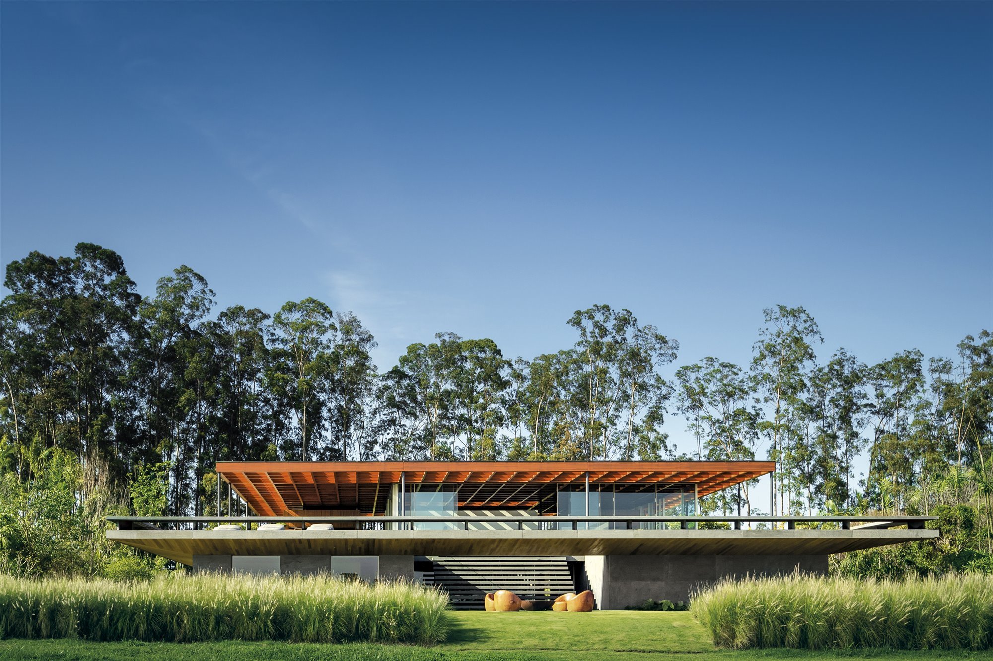 Casa moderna en brasil en mitad de la selva fachada