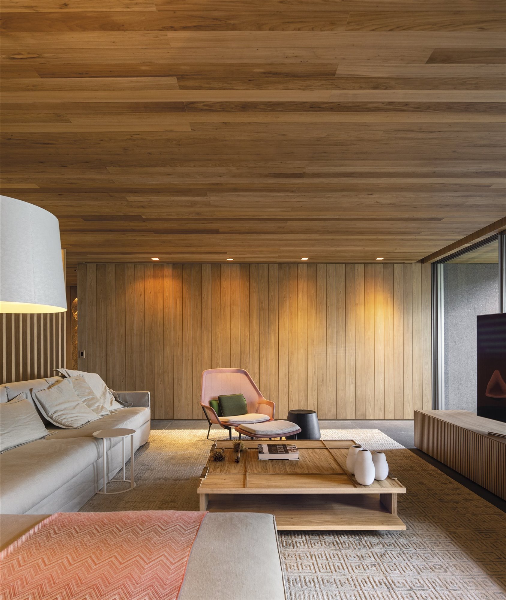 Casa moderna en brasil en mitad de la selva salon